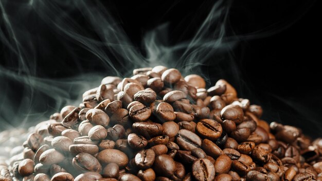 Foto caffè tostato fumante
