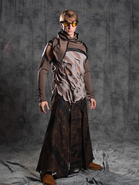 Foto steampunk of postapocalyptische stijl karakter een jonge man in een grunge pak