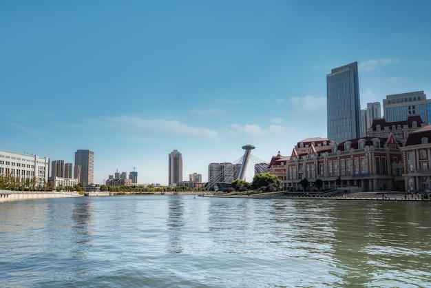 Stedelijk architectonisch landschap aan beide zijden van de Haihe-rivier in Tianjin