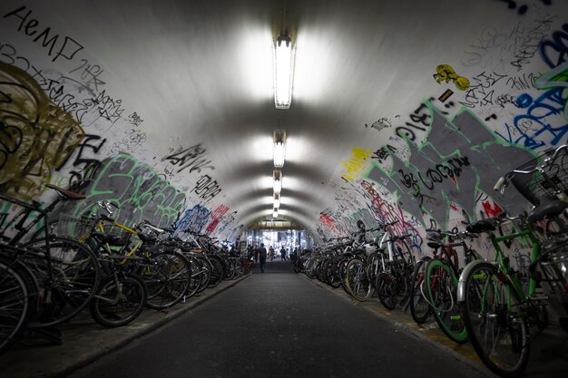 Foto stedelijk landschap 's nachts met stadslichten