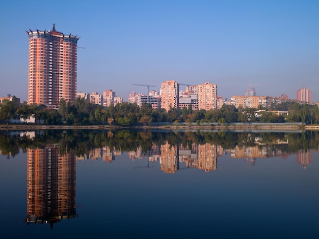 Stedelijk landschap van de stad Donetsk in de rivier