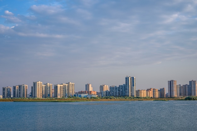 Stedelijk landschap van forenzenstad aan de rivieroever in kazan