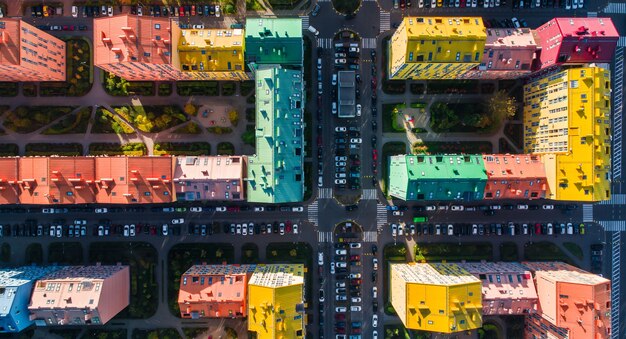 Stedelijk landschap van kleurrijke gebouwen. luchtfoto van de kleurrijke gebouwen in de europese stad in de ochtendzon. stadsgezicht met veelkleurige huizen, auto's op straat in kiev, oekraïne