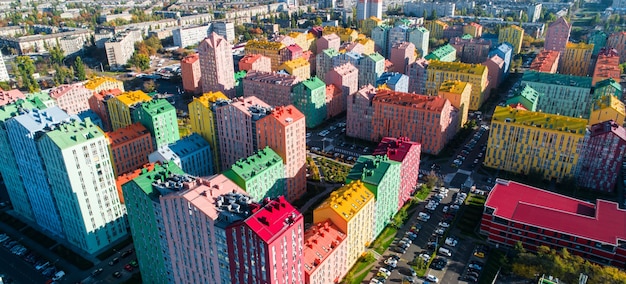 Stedelijk landschap van kleurrijke gebouwen. Luchtfoto van de kleurrijke gebouwen in de Europese stad in de ochtendzon. Stadsgezicht met veelkleurige huizen, auto's op straat in Kiev, Oekraïne