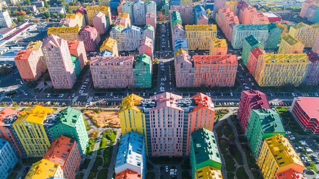 Stedelijk landschap van kleurrijke gebouwen. Luchtfoto van de kleurrijke gebouwen in de Europese stad in de ochtendzon. Stadsgezicht met veelkleurige huizen, auto's op straat in Kiev, Oekraïne