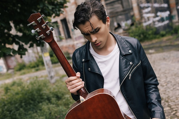 Stedelijk muzikant concertpraktijk gitaar artiest concept