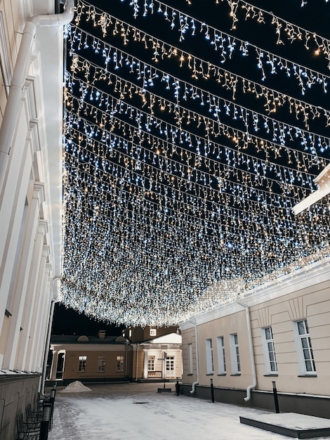 Stedelijk nachtlandschap De stadsstraat is versierd voor het nieuwe jaar en Kerstmis