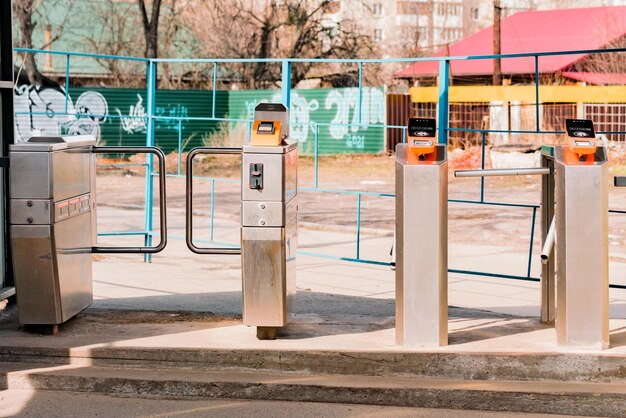 Stedelijk over de grond metro tourniquet ingang van het station Draadloze betaling Toegang Toegangscontrolesysteem Transport Bescherming Veiligheid NFC Vuil