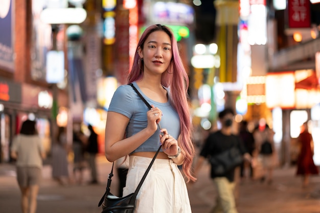 Foto stedelijk portret van jonge vrouw met lang roze haar