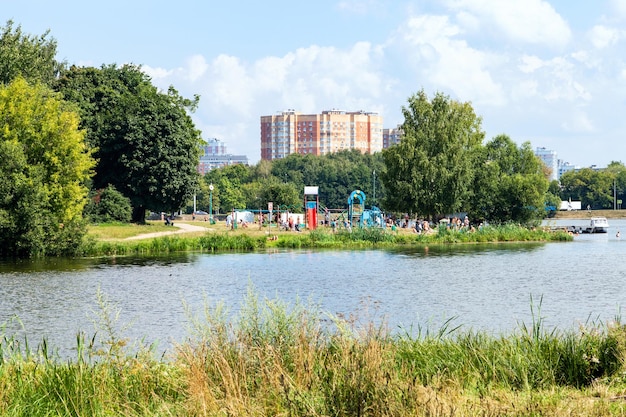 Stedelijk recreatiegebied op vijver op warme zomerdag