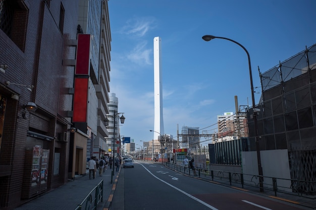 Stedelijk uitzicht met gebouwen en schoorsteen