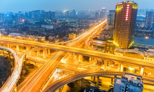 Stedelijk viaduct in het knooppunt van de stadsuitwisseling in hangzhou