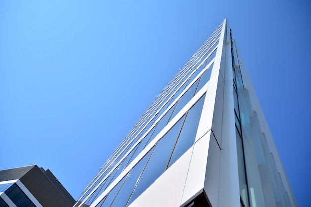 Stedelijke abstracte raammuur van kantoorgebouw Detailopname van modern zakelijk gebouw in de stad