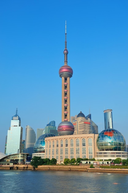 Stedelijke architectuur en skyline van Shanghai over de rivier