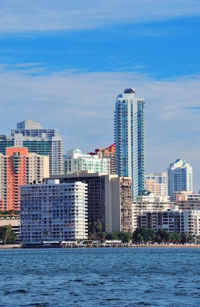 Stedelijke architectuur over zee van Miami Florida in de dag.