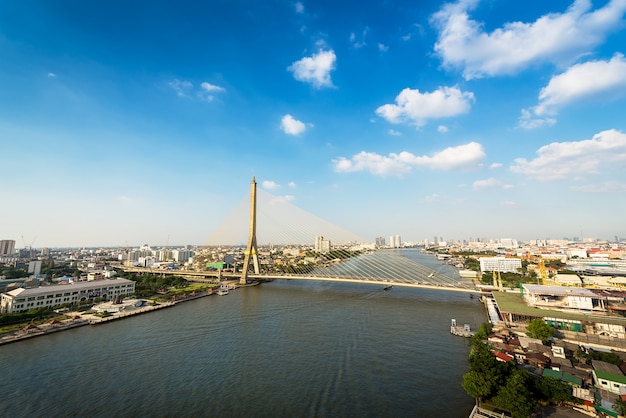 Stedelijke brug over de rivier