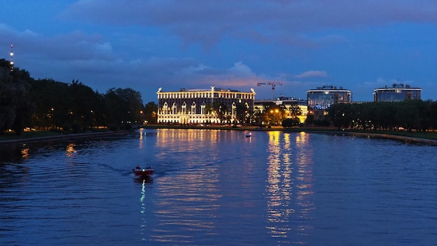 Stedelijke landschappen. Nacht uitzicht op de dijk, de rivier en de gebouwen van Sint-Petersburg. Russisch