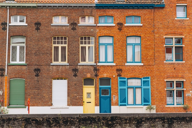 Stedelijke landschapsgebouwen langs het kanaal in brugge vlaanderen belgië