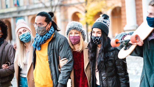 Stedelijke milenial mensen lopen samen met een gezichtsmasker in het stadscentrum