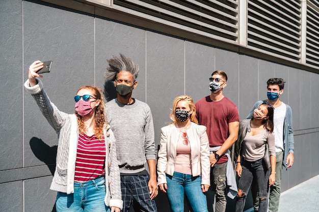 Stedelijke milenial mensen nemen selfie met gezichtsmasker op Covid vierde golf