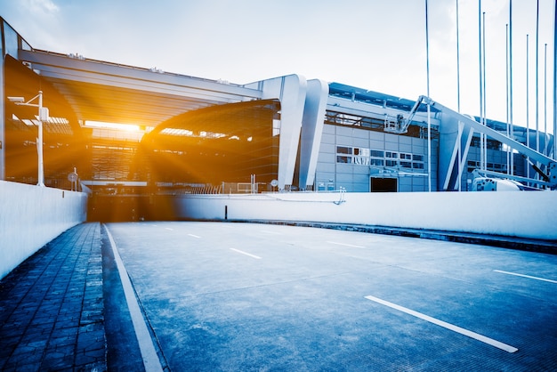 Stedelijke moderne gebouwen en wegen, platforms