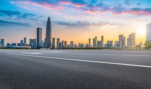 Stedelijke weg en de skyline van het architectuurlandschap van Shenzhen