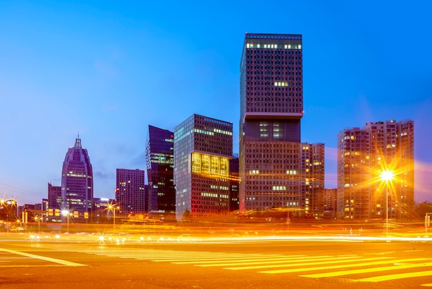 Stedelijke weg en gebouw nacht scene