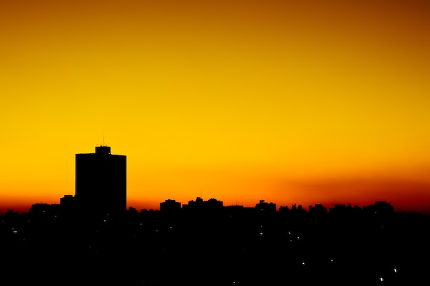 Stedelijke zonsondergang wordt slechter in de stad