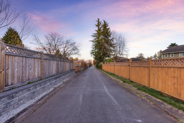 Steegje in een woonwijk in de buitenwijken van de stad Surrey Greater Vancouver