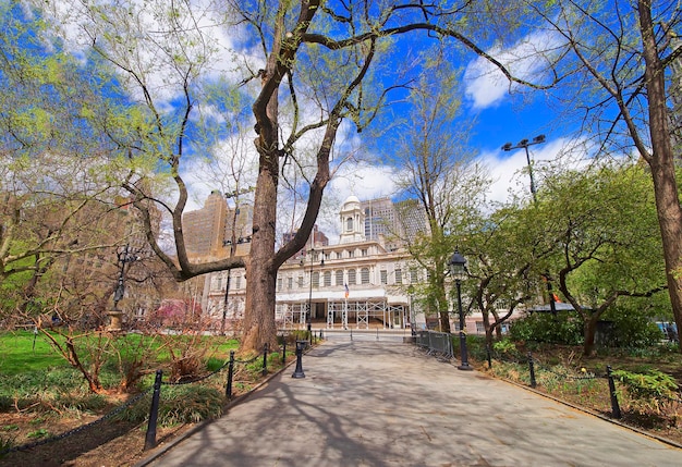 Steegje naar het stadhuis in het stadhuispark in lower manhattan, new york, verenigde staten. stadhuis op de achtergrond.