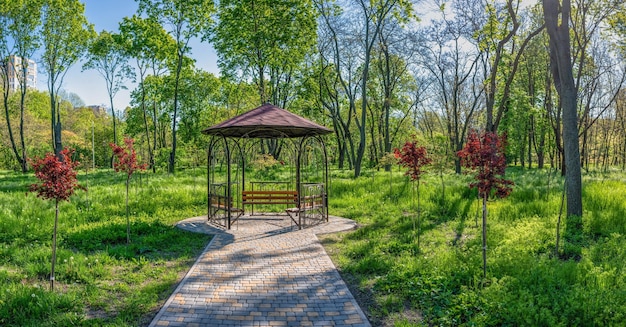 Steegjes en tuinhuisje in het Victory-park in Odessa, Oekraïne