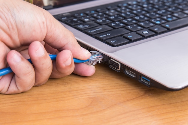 Steek de ethernetkabel met de hand naar de laptop