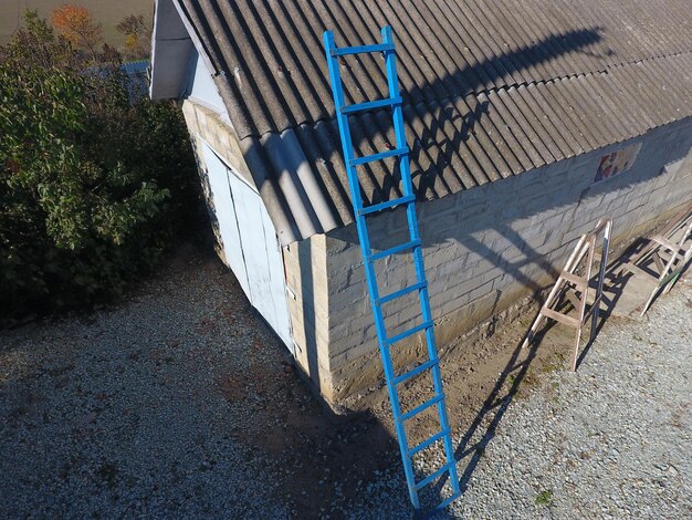 창고 지붕 으로 가는 강철 파란 계단