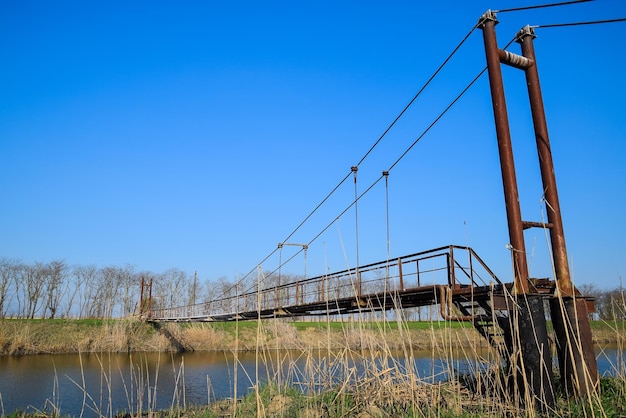 灌<unk>運河を通る鋼鉄橋とガスパイプライン
