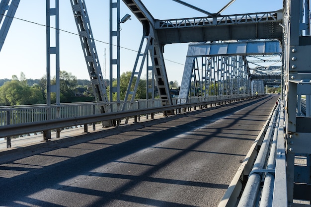 Стальной мост через реку в солнечный день