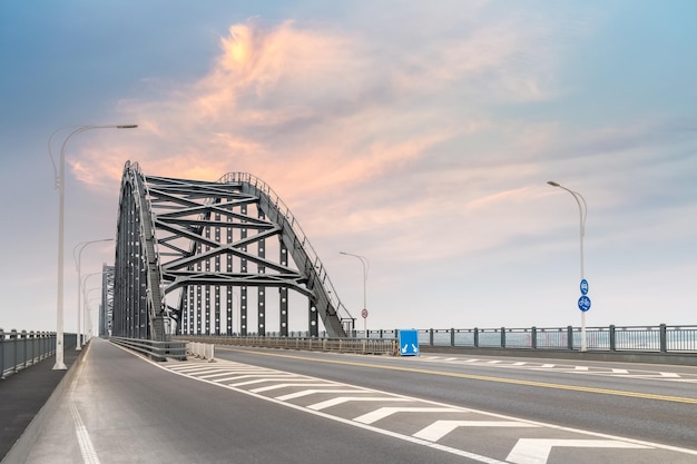 鋼の橋と夕焼け空の道路九江市中国