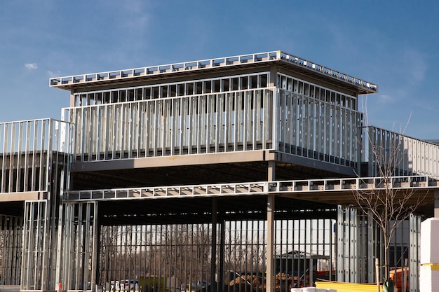 Foto edificio commerciale con struttura in acciaio in costruzione