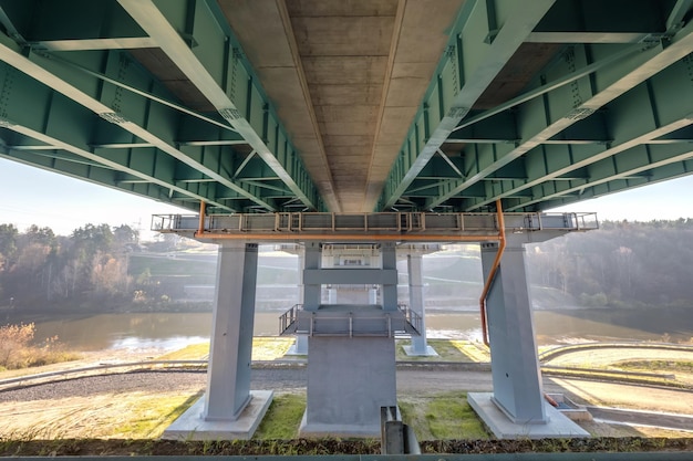 スチールフレームとコンクリート構造の広い川を横断する巨大な車橋