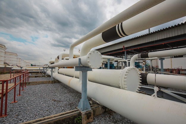 Стальные длинные трубы и локоть на станционном маслозаводе во время нефтехимической промышленности