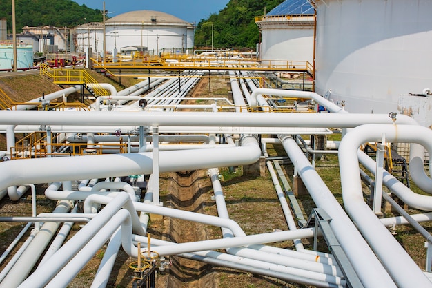 Fabbrica di tubi e valvole lunghi in acciaio durante la raffineria industria petrolchimica nella distilleria del sito del gas