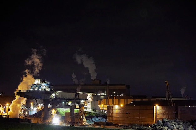 Photo steel mill in the netherlands at night