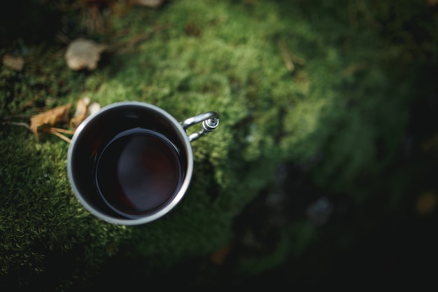 Photo steel mug of tea on nature