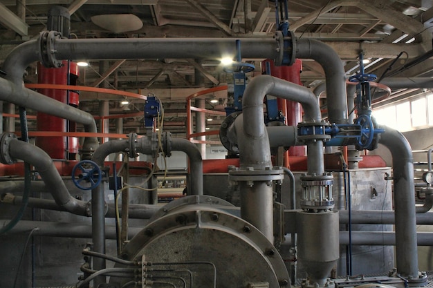 Foto tubi d'acciaio, tubi, turbina a vapore, valvole, macchinari, cavi della fabbrica moderna. locale caldaia a gas di i