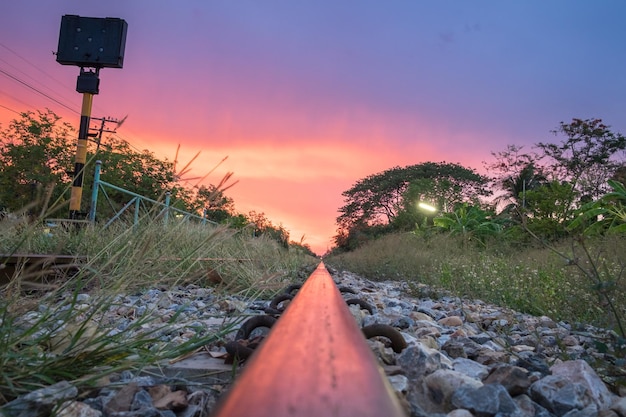 夕暮れの空の鋼鉄の鉄道と道標