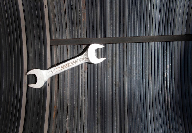 Стальной лист и металлический ключ
