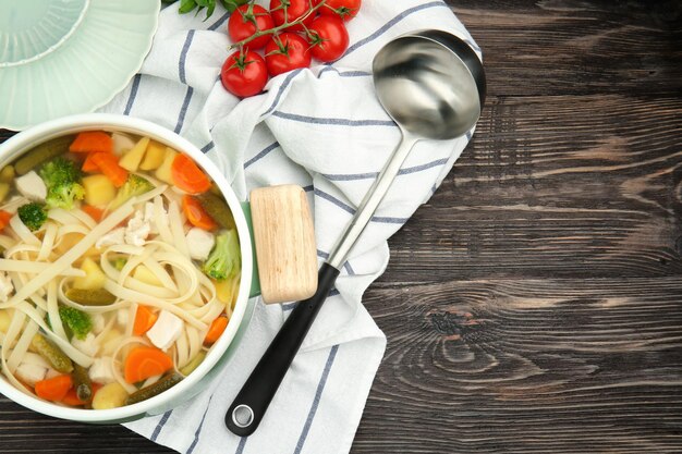 Steelpan met heerlijke kalkoensoep op houten tafel