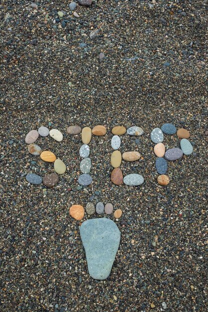 Foto steen gerangschikt als een voetafdruk op het strand
