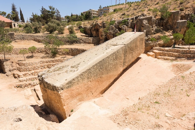 Steen van de zwangere vrouw wereldrecord grootste gebeeldhouwde rots baalbek tempel Libanon Midden-Oosten