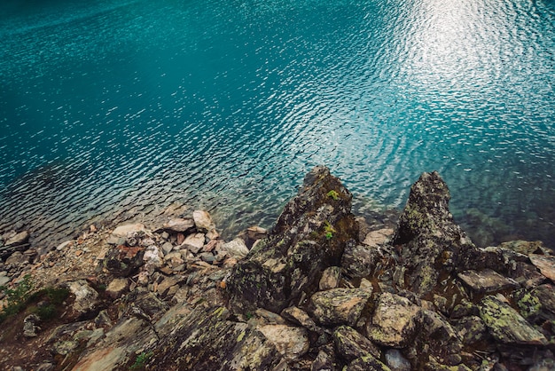 Steenachtige waterrand van azuurblauw bergmeer