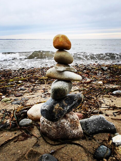 Foto steenbalans op het strand van de oostzee
